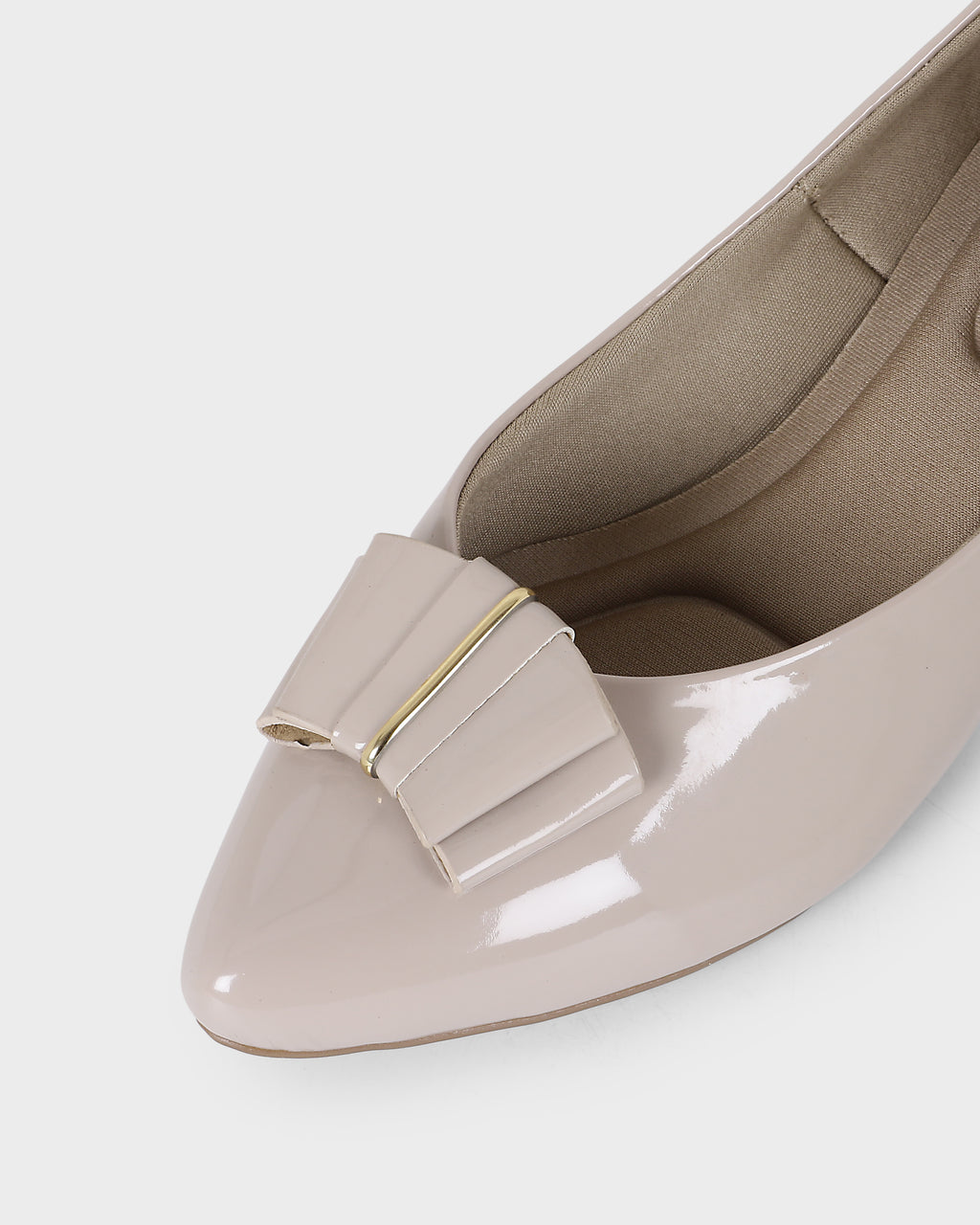 Rosette Bow Low Block Heel Pumps photo 3 - Beige